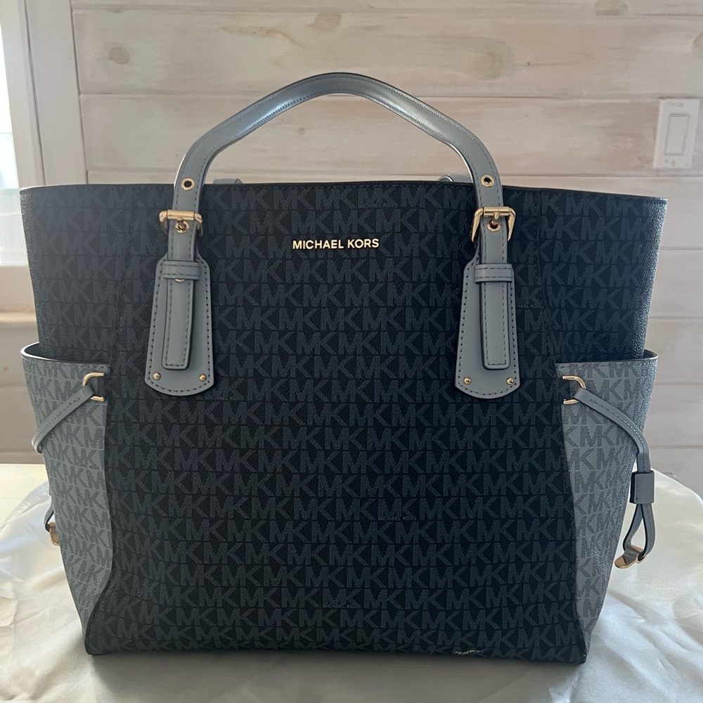 Michael Kors Voyager Small Two-Tone Logo Tote bag